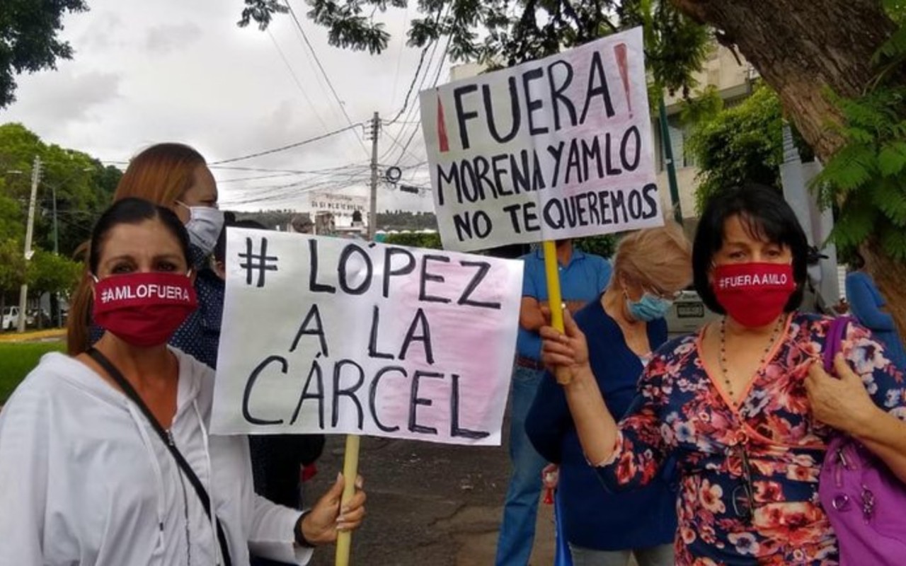 Integrantes de FRENAAA protestan contra AMLO en Washington