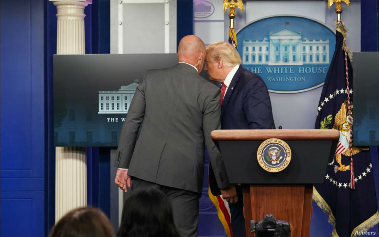 Interrumpen rueda de prensa de Trump por disparos – Conexión Migrante